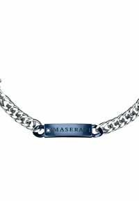 Zilveren kettingarmband met een rechthoekig blauw metallic label waarop "MASERATI" in het zwart is gegraveerd en een kleine diamantaccent.