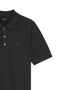 Polo nero realizzato in cotone, con colletto a coste, maniche corte, una chiusura a tre bottoni e un logo ricamato sul petto.