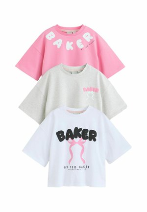Tre T-shirts med korte ærmer i pink, grå og hvid, hver med teksten "BAKER" og en buegrafik på forsiden.