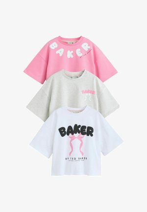 Tre T-shirts med korte ærmer i pink, grå og hvid, hver med teksten "BAKER" og en buegrafik på forsiden.