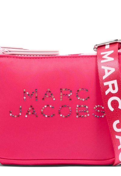 Borsa Marc Jacobs rosa acceso con logo di strass scintillanti e ampia tracolla abbinata con scritta Marc Jacobs bianca.