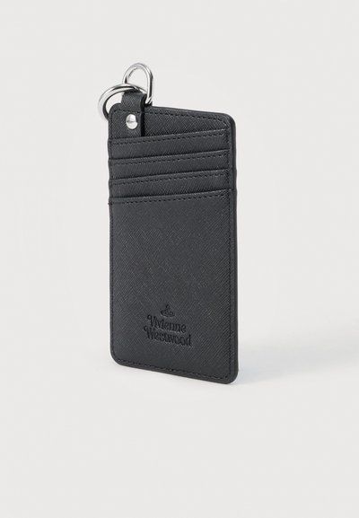 Μαύρος υφασμάτινος θήκη καρτών με τέσσερις θήκες για κάρτες, μεταλλικό δαχτυλίδι για κλειδιά και ανάγλυφο λογότυπο Vivienne Westwood στο μπροστινό μέρος.