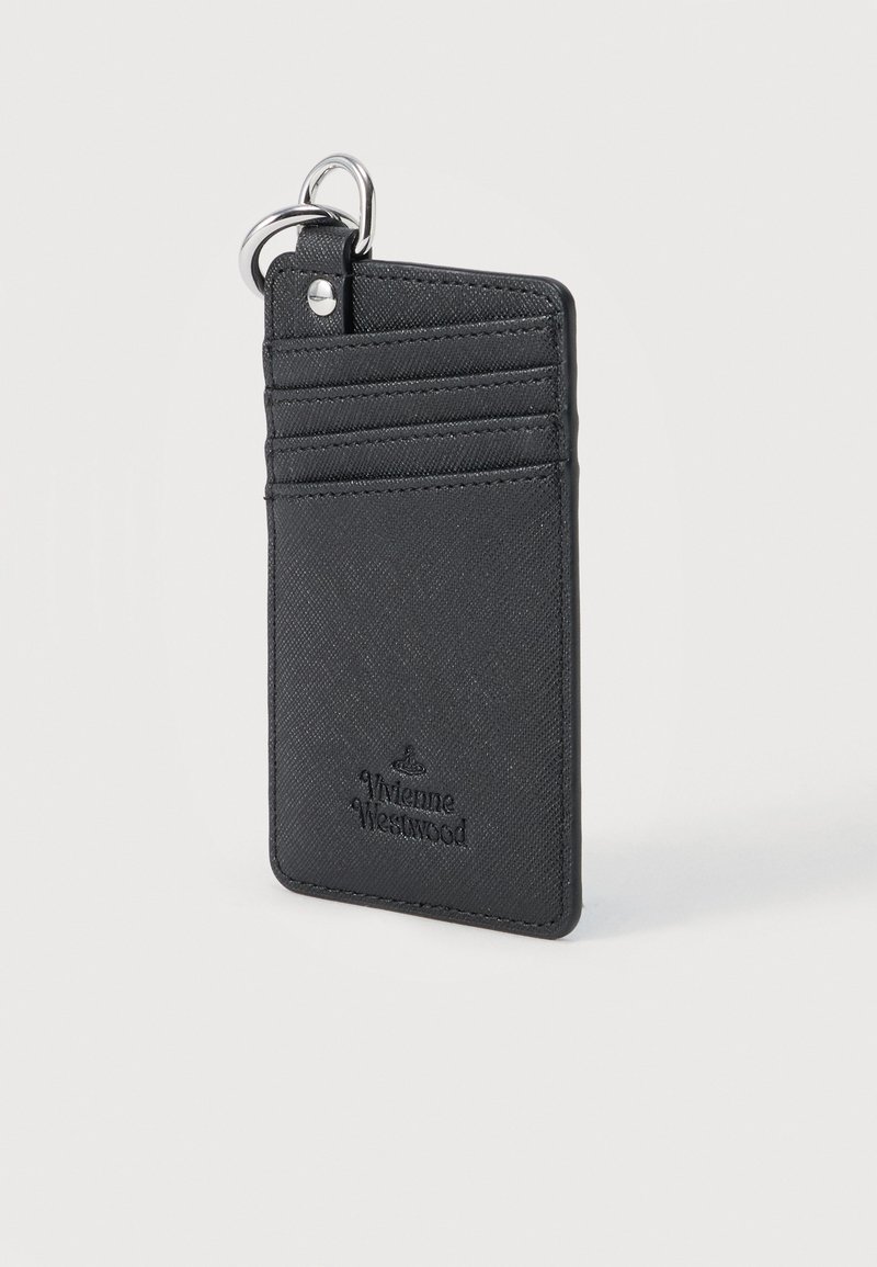Schwarzer, strukturierter Kartenhalter mit vier Kartenschlitzen, Metall-Schlüsselringbefestigung und geprägt "Vivienne Westwood" Logo auf der Vorderseite.