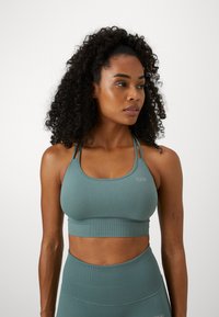 ICANIWILL DEFINE SEAMLESS BRA - Neliela atbalsta sporta krūšturis - racing green