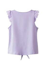 Lillā ziedu bez piedurknēm tops ar acu caurumiem izgrieztām plecu akcentiem, mīksta kokvilnas auduma, un saišu detaļu aizmugurējā apakšmalā. Gluda tekstūra.