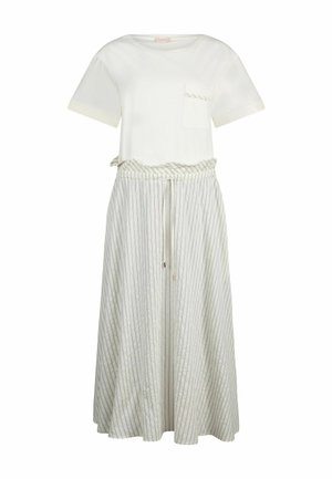 Hvid kortærmet skjorte med brystlomme kombineret med beige, brede bukser med højtaljet, stribet mønster og snor i taljen.