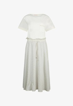 Bijela košulja kratkih rukava s džepom na prsima u kombinaciji sa širokim bež hlačama visokog struka s prugama i vezicama u struku.