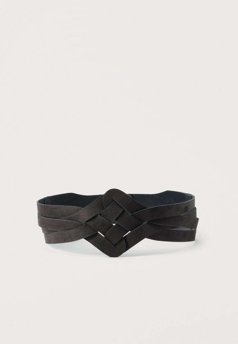 Ceinture en cuir noir avec trois brins tissés en un nœud décoratif, présentée sur un fond clair uni.