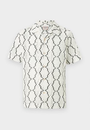 Kortærmet hvid skjorte med knapper, der har sort geometrisk zigzag-mønster og krave med almindelig pasform.