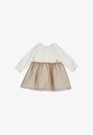 Robe bébé blanche à manches longues avec col volanté et jupe en tulle beige, décorée d'un petit emblème en forme de cœur sur la poitrine.