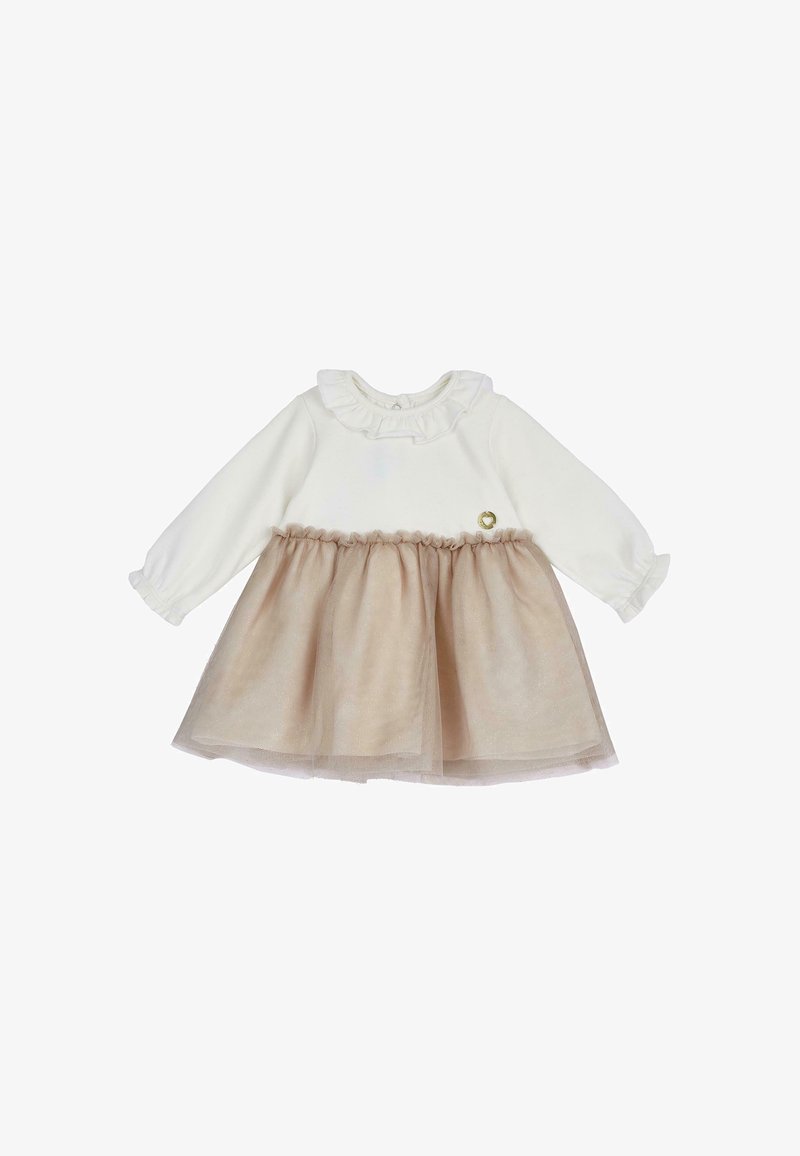 Robe bébé blanche à manches longues avec col volanté et jupe en tulle beige, décorée d'un petit emblème en forme de cœur sur la poitrine.