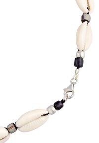 Collier comportant des perles en coquillage blanc, des accents en argent et noir, un fermoir métallique, et un design texturé avec différentes formes de perles.