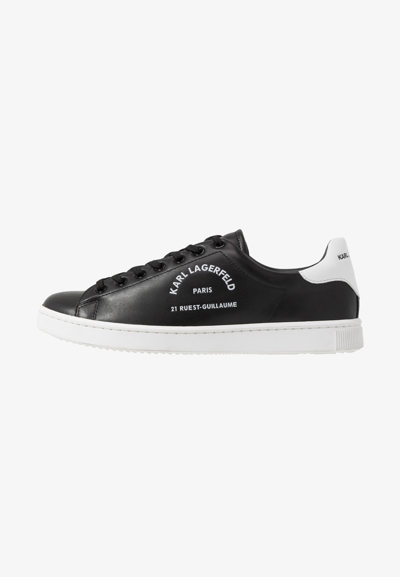 Baskets basses noires avec semelle blanche et languette de talon blanche, lacets noirs, texte "Karl Lagerfeld Paris 21 Rue St-Guillaume" sur le côté.