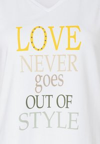 Weißes Baumwoll-T-Shirt mit V-Ausschnitt. Der Text enthält "LOVE" in Gelb, mit variierenden Textfarben: Beige, Grün und Grau. Silberne Nietenakzente.