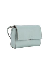 Helles blaues Lederhandtasche mit Klappenverschluss, glatter Textur und silbernem Beschlag. Das Markenlogo "GERRY WEBER" ist auf der Vorderseite angebracht.