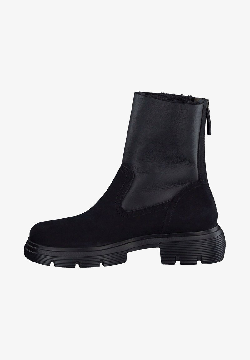 Bottine noire en cuir et daim avec un bout arrondi, des panneaux élastiques sur les côtés et une semelle en caoutchouc texturée. Détail zippé à l'arrière.