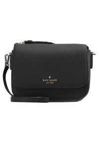 Černá kožená taška přes rameno s texturovaným povrchem, přihrádkou na klopu, zlatým logem a odnímatelným ramenním popruhem.