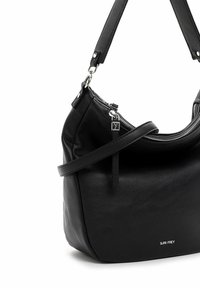 Zwarte leren schoudertas met ritssluiting, verstelbare schouderband, gestructureerde afwerking en subtiele logo-accent. Rond gevormd met een ruime binnenkant.