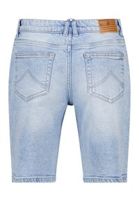 Světle modré džínové šortky s designem pěti kapes, kontrastním šitím a koženým štítkem značky na zadním pasu.