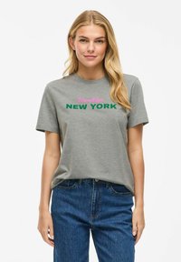 T-shirt en coton gris à manches courtes avec le texte rose "Brooklyn" et le texte vert "NEW YORK". Design décontracté avec un col rond.