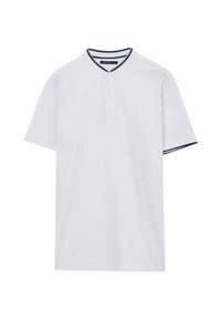 T-shirt blanc à manches courtes avec un col henley boutonné, présentant une texture à pois et un bord marine sur le col et les manches.