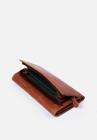 Braune Lederbrieftasche mit Reißverschluss, die eine glatte Textur und ein grünes Innenfutter zeigt. Verfügt über ein Klappdesign.