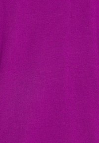 Tejido de algodón púrpura con una textura suave y un patrón de punto uniforme, mostrando un color vibrante y uniforme en toda su extensión.