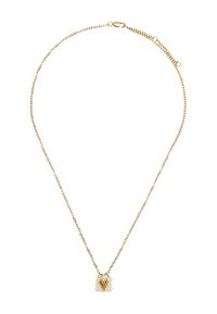 Złoty naszyjnik z łańcuchem i zawieszką w kształcie serca, ozdobioną przezroczystymi białymi koralikami oraz metalicznymi złotymi akcentami.