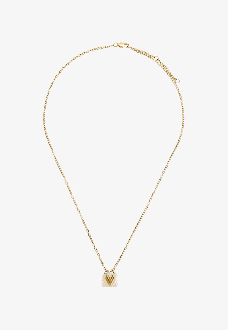Złoty naszyjnik z łańcuchem i zawieszką w kształcie serca, ozdobioną przezroczystymi białymi koralikami oraz metalicznymi złotymi akcentami.