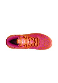 Helle orange Sneaker mit pinken Akzenten. Verfügt über ein strukturiertes, gemustertes Obermaterial, gewobene Schnürsenkel und eine gepolsterte Innenauskleidung. Leichtes Design.