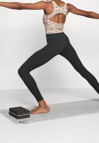 Nike Performance Top - brown