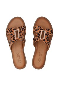 Leopardprint skydesandaler med en tan-farvet bund, der har en bred rem med en metallisk hardwaredetalje og en struktureret fodseng for komfort.