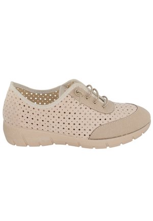Zapato casual beige con laterales perforados, cierre de cordones, puntera cosida y suela de goma texturizada, mostrado de perfil.