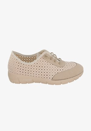 Zapato casual beige con laterales perforados, cierre de cordones, puntera cosida y suela de goma texturizada, mostrado de perfil.