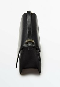 Schwarze Ledertasche mit strukturierter Form, flachem Boden und einem langen verstellbaren Trageriemen. Sie hat einen dezenten Glanz und minimale Hardware-Details.