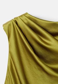 Tissu vert olive, texture lisse, tombant en douces vagues, avec un léger éclat. Aucun motif ou accessoires notables visibles.