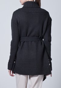 Ciemnoszary dziergany sweter z wysokim prążkowanym kołnierzem, paskiem w talii i bocznymi rozcięciami; teksturowana powierzchnia, długie rękawy i prążkowane mankiety.