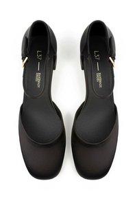 Le scarpe artigianali nere presentano un design elegante con punta arrotondata, lati intagliati e tacco affusolato. Dettaglio in metallo dorato sulla fibbia della cinghia.