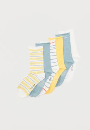 Șase perechi de șosete de lungime medie, în galben, albastru, alb și modele dungi, aranjate alăturat pe un fundal alb.