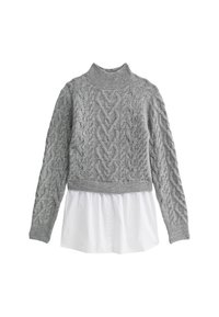 Grauer Strickpullover mit hohem Kragen, versehen mit gerippten Bündchen und Saum, über einem weißen Hemd mit Kragen getragen. Texturierte Stoffdetails sichtbar.