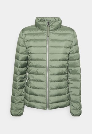 Veste matelassée vert clair avec coutures horizontales, fermeture éclair intégrale à l'avant, col montant et poches latérales zippées.