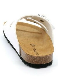 Infradito bianchi con soletta in sughero, forma sagomata, due cinturini superiori e suola nera texturizzata. Mostra la texture interna e le marcature di dimensione.