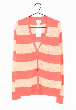 Gilet rayé corail et beige avec col en V, fermeture par boutons et motif tricoté texturé. Manches longues et coupe décontractée.