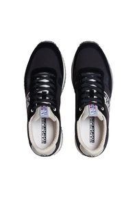 Zapatillas deportivas negras con parte superior de ante y textil, cordones plateados, cuello acolchado y detalle del logo en el lateral. Suela de goma.