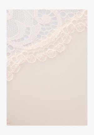 Die Spitzenborte zeigt aufwendige florale Muster in Weiß, mit einem zarten rosa gewellten Rand, auf einem glatten cremefarbenen Hintergrund.