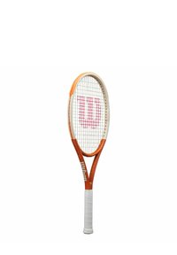 Tennisset met een oranje en witte frame, voorzien van een gestructureerde witte grip en een rood snaarpatroon. Merkenlogo weergegeven op de hals.
