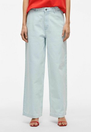 Jeans de pierna ancha de color azul claro con cintura alta y pasadores para cinturón, con cierre de botón y bolsillos frontales. Textura de denim suave.