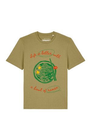Olivgrünes T-Shirt mit einer grünen Schüssel Ramen-Grafik, Essstäbchen und orangefarbenem Text mit der Aufschrift "Life is better with a bowl of ramen."