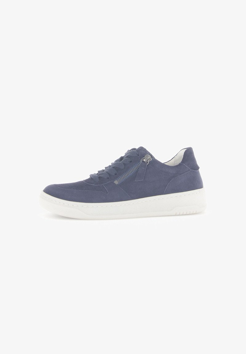 Blauwe suède sneakers met een witte rubberen zool, voorzien van vetersluiting aan de voorkant, een zijrits en een minimalistisch ontwerp zonder zichtbare patronen.