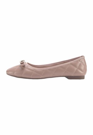Ballerine imbottita rosa con punta arrotondata e piccolo fiocco decorativo sul davanti. Materiale in pelle liscia con sottili dettagli di cucitura.